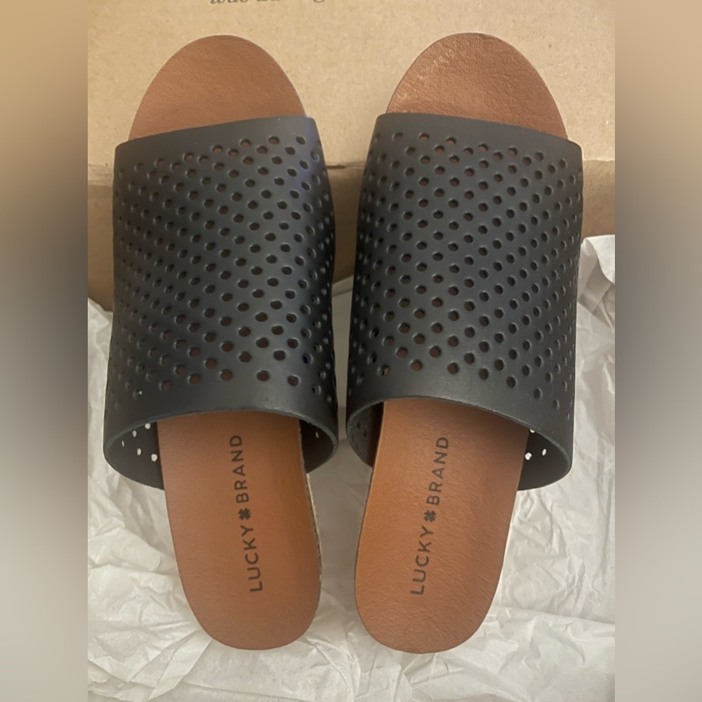 Lucky Brand Sandals for women size 7.5. NEW. Never Worn :)